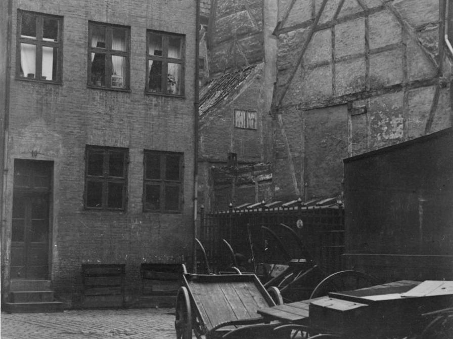 To bygninger, den ene med bindingsværk